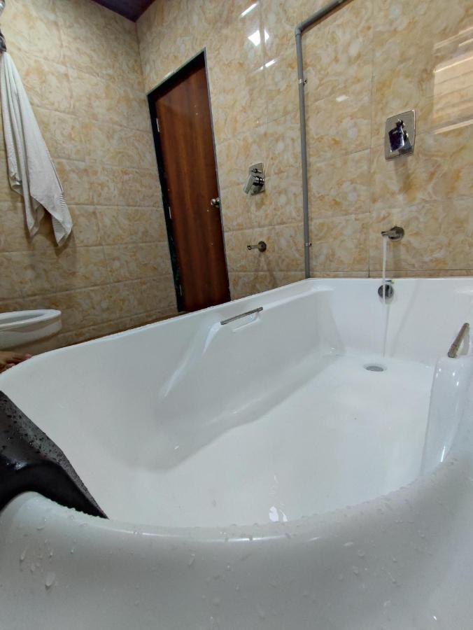 Hotel Starlit Navi Mumbai Esterno foto