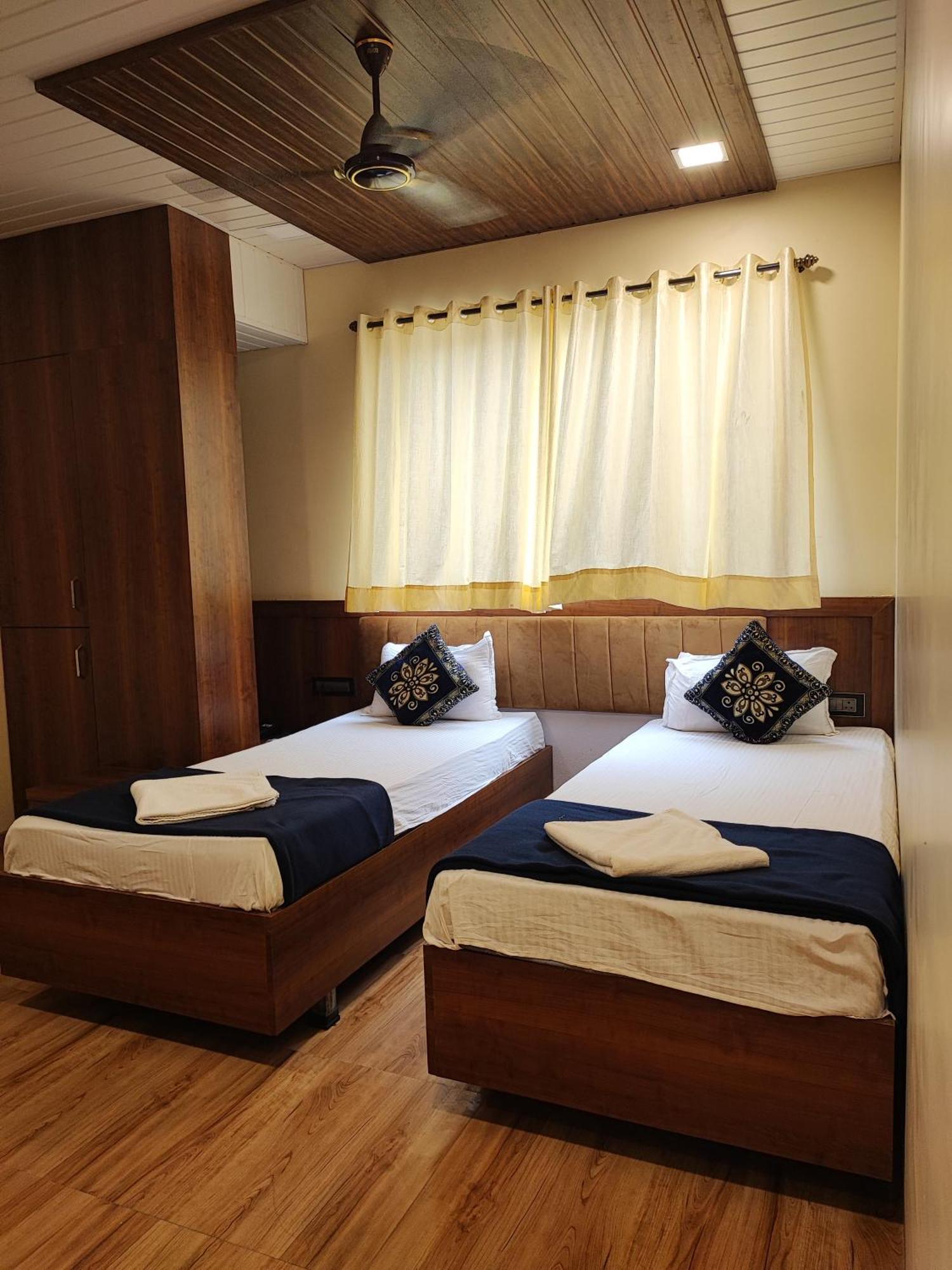 Hotel Starlit Navi Mumbai Esterno foto